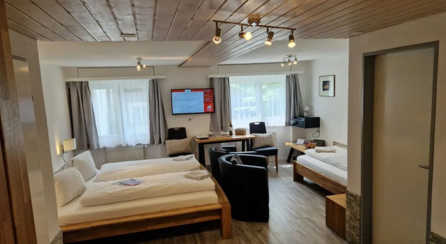 Четырёхместный семейный номер Standard c 1 комнатой Hotel Paradis-Leukerbad-Therme