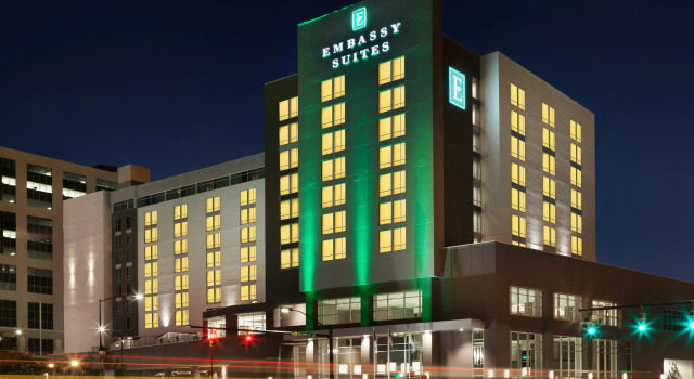 Embassy Suites by Hilton Charlotte Uptown, Забронировать Отель Бизнес-отели Шарлотте, рядом с Dr. Martin Luther King, Jr. Monument, 4* 5*