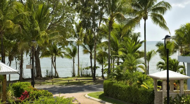 Коттедж Reeflections Beachfront Holiday House