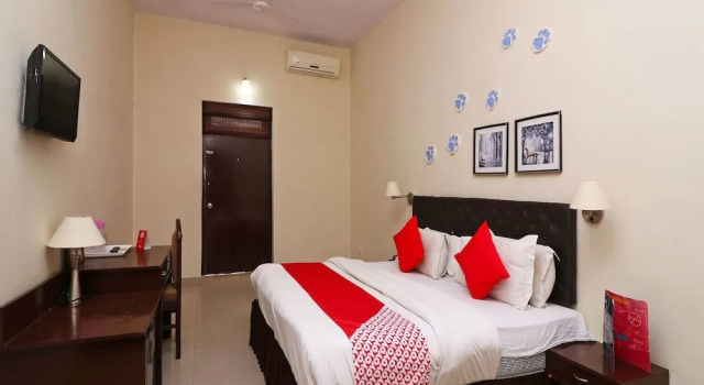 OYO 15606 Hotel Ranthambore Resort, Забронировать Курортный отель Отели штата Раджастхана с парковкой, Парковка