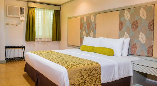 La Piazza Hotel and Convention Center