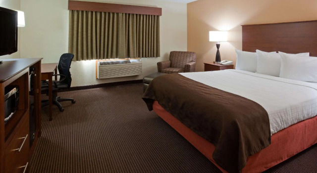 Двухместный номер Standard AmericInn by Wyndham Bismarck