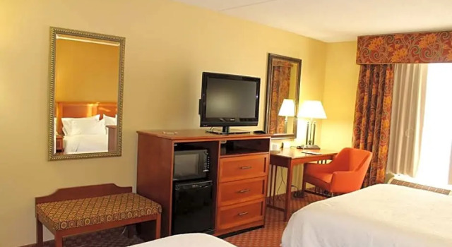 Четырёхместная студия Hampton Inn McHenry