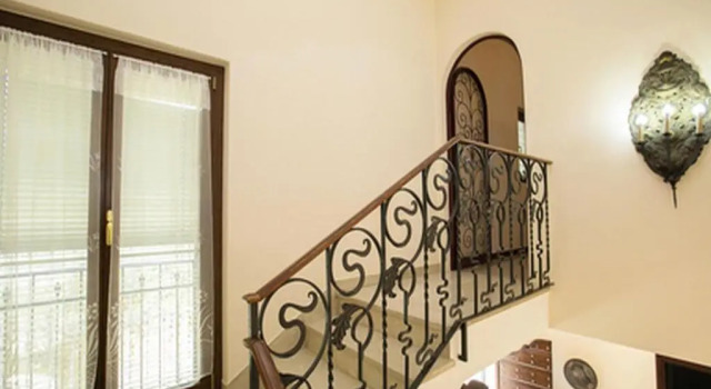 Апартаменты Villa Alberti Apt Emma 900m from Garda lake with Shared Garden - Happy Rentals