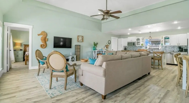 Always Sunny 3 Bedroom Home by RedAwning, Rezerwuj Dom wakacyjny Hotele w Bolivar Peninsula z parkingiem, Parking