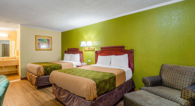 Четырёхместный номер Standard Rodeway Inn & Suites Fort Jackson