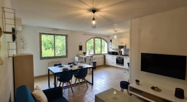 Logement exceptionnel au bord de la Sèvre Niortaise, Забронировать Отель Отели Ньор с парковкой, рядом с Церковь Св. Андрея, Парковка