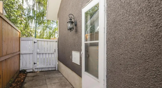 The Elm, 4 Bed Bungalow with Backyard and Firepit