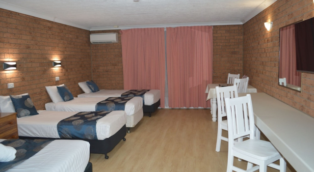 Трёхместный номер Standard c 1 комнатой James Street Motor Inn