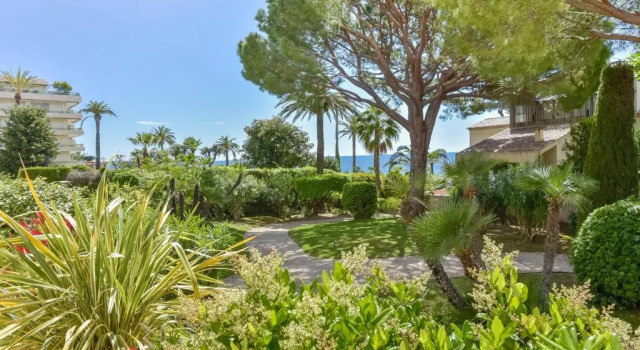 SERRENDY Luxury accommodation large terrace walk to the beaches, Забронировать Отель Отели Канн с парковкой, рядом с La Californie, Парковка