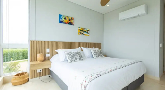 Seaside 3BR Retreat w Terrace Beach Access, Забронировать Отель СПА-отели Бару, SPA-услуги