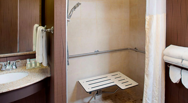 Четырёхместный номер Standard Hilton Garden Inn Hartford North-Bradley International Airport