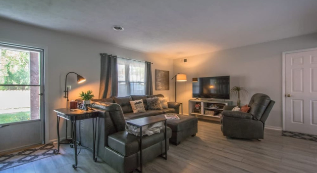 Charming 2BR Townhouse w Patio Walk to Main St