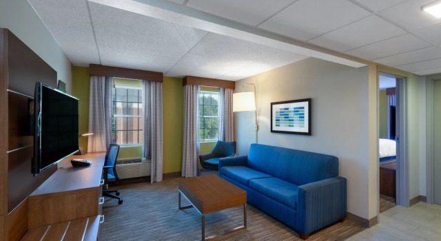 Люкс c 1 комнатой Holiday Inn Express State College at Williamsburg Square by IHG