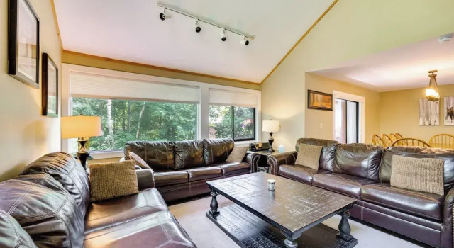 Lincoln Townhome w/ Community Pool & Club Access!