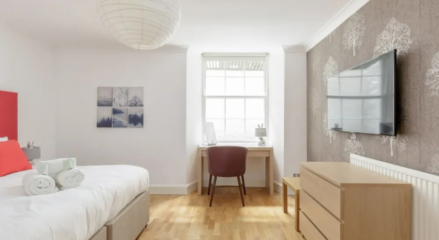 Elegant ground-floor 3BR New Town Apt w/ Garden, Забронировать Апартаменты/квартира Апартаменты Эдинбурга, рядом с Central Library, Апартаменты/квартира