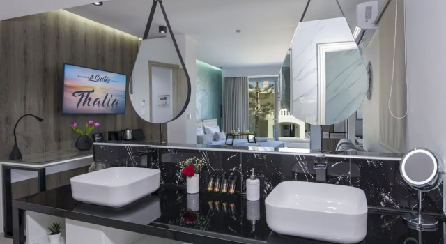 Люкс Deluxe с балконом и с видом на город xSuites - Adults Only Boutique Suites with Private Jacuzzi