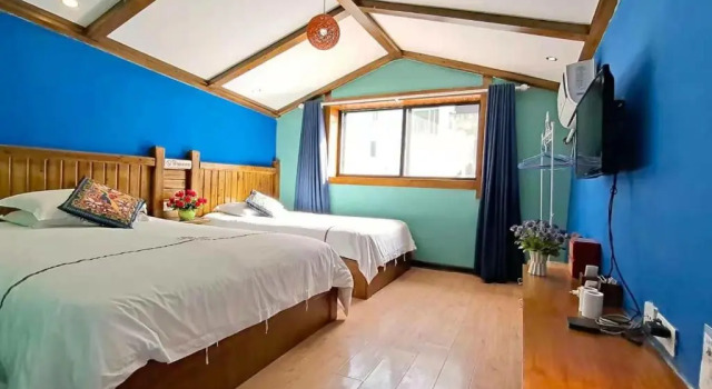 Семейный номер Standard с балконом Zhangjiajie April Day Hostel
