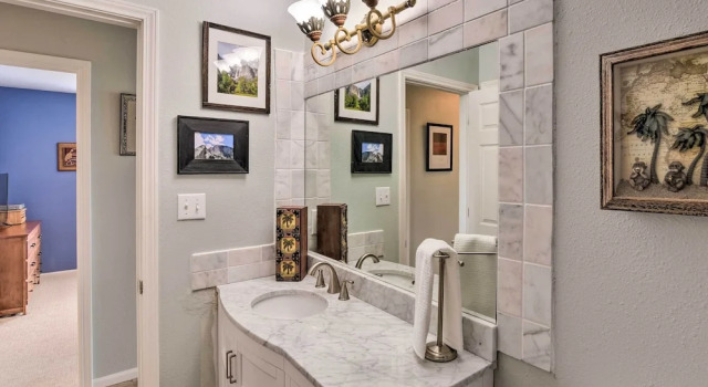 Коттедж с 2 комнатами с балконом Unwind Poolside, Walk to Beach! Galveston Retreat