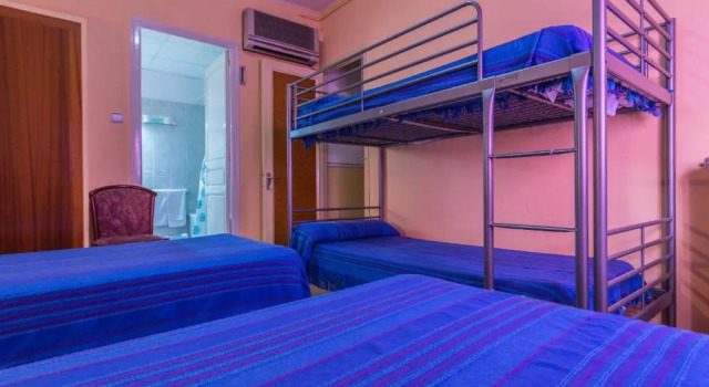 Четырёхместный номер Standard Hostal Urgell