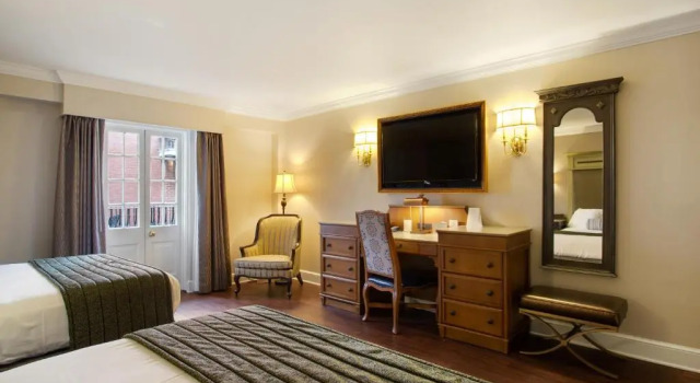 Четырёхместный номер Standard с балконом и с видом на внутренний двор Hotel St. Marie