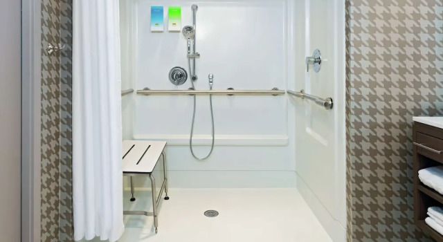 Люкс Mobility / Hearing Accessible Roll-In Shower Home2 Suites By Hilton Orlando Near Universal