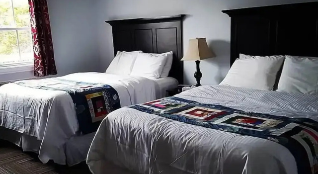 Четырёхместный номер Standard Seaport Inn