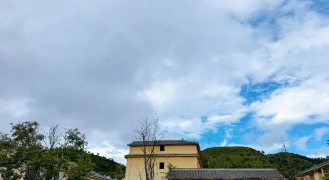 Qingyun Mountain House, Забронировать Отель Чжаотун Юньнань