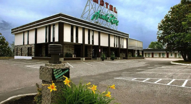 Hôtel Le Hauterive, Rezerwuj Hotel Hotele w Manicouagan z parkingiem, Parking