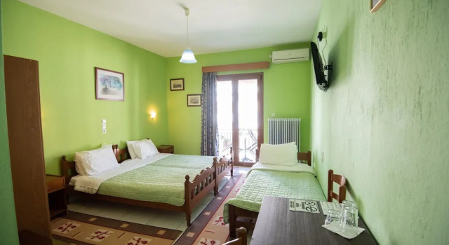 Standardowy trzyosobowy pokój i balkonem Pension Sakis