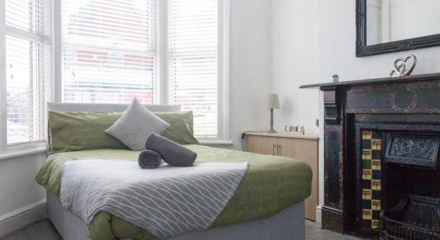 Boaler House, modern 4 Bed House with parking Sleeps 8