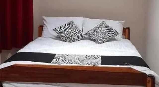 3 Bed House - Sleeps 6 - Garden - Parking - Wifi, Book Vacation Home Hotels in Lusaka with Parking, Parking