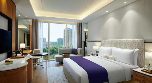 Номер Premier с видом на парк The Leela Bhartiya City Bengaluru