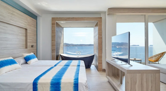 Люкс с балконом и с видом на море Sol Bahía Ibiza Suites