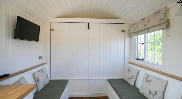 Cabin for 2 With Walks, Wifi, bat and Restaurant