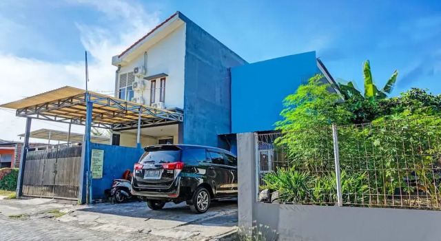 OYO Life 91718 Kost Damai Syariah, Book Hotel Hotels in Sedati with Parking, Parking