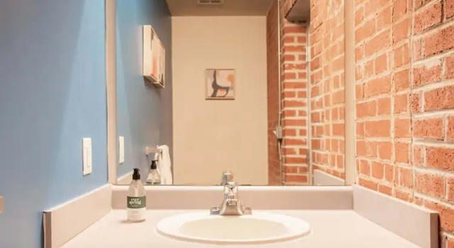 Апартаменты 2 Bedroom Historic Brick Getaway with Wifi