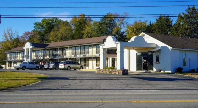 Sunset Inn Clarksville, Забронировать Отель Кларксвилл Ozarks