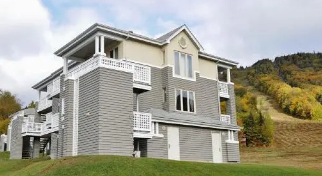 Chalet - 41 Chemin Du Hameau #24, Book Chalet Hoteller i Stoneham med parkering, nær Stoneham Golf Club, Parkering