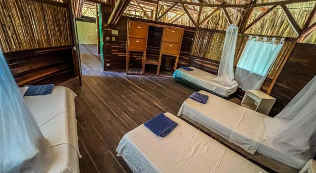 Кровать в общем номере Santuario Playa Bonita