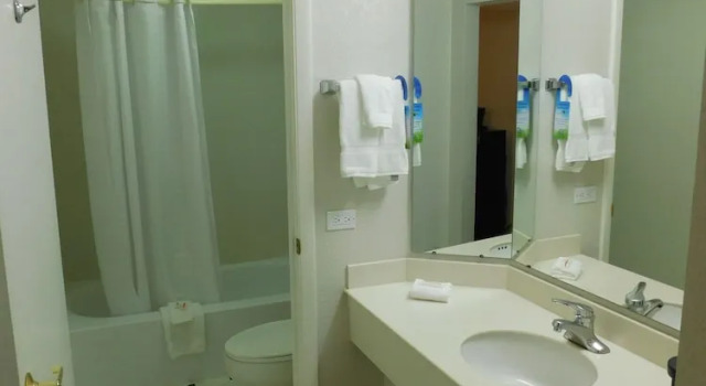 Двухместный люкс Days Inn & Suites by Wyndham Arlington Heights