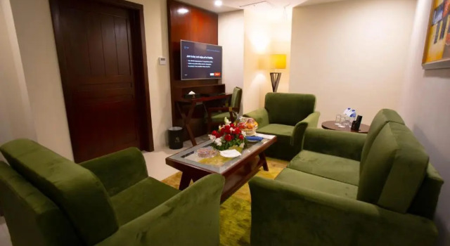 Полулюкс Nine Tree Luxury Hotel & Suites