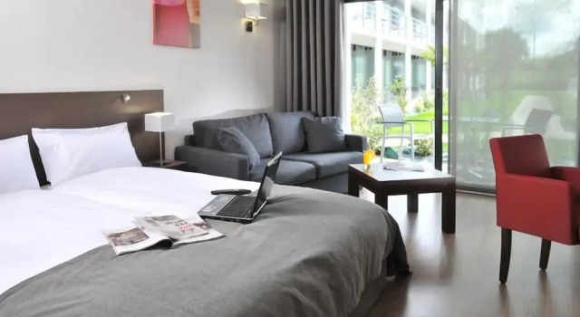 Семейный номер Standard с балконом Hotel Eden Park Pau Est, avec Piscine