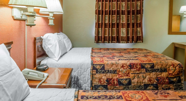 Четырёхместный номер Standard Rodeway Inn Allentown South