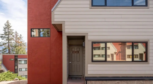 Remodeled Spacious Condo - Next to Car Charging, Hot Tubs, Village Gondola by RedAwning, Varaa Huoneisto Hotellit Mammoth uima-altaalla, Uima-allas