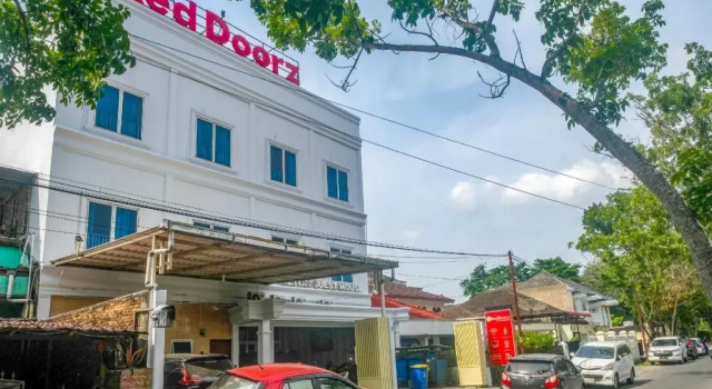 RedDoorz near Hermes Place Polonia Medan, Rezerwuj Hotel Medan Sumatra