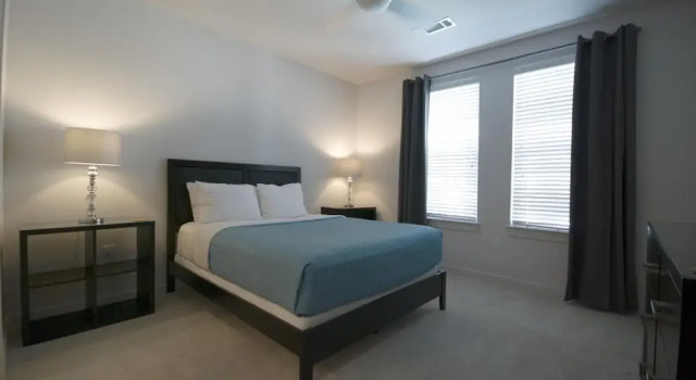 S2ba Modern 2-br Walkable in Midtown 1 Block From Marta, Забронировать Апартаменты/квартира Отели Атланта с парковкой, рядом с The Breman Jewish Heritage &amp; Holocaust Museum, Парковка