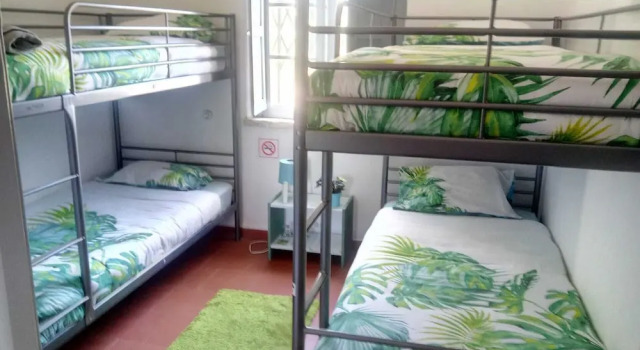 Кровать в общем номере с балконом Fonte da Telha Beach Hostel