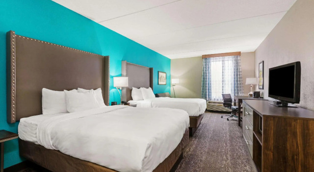Четырёхместный номер Executive La Quinta by Wyndham Jamestown