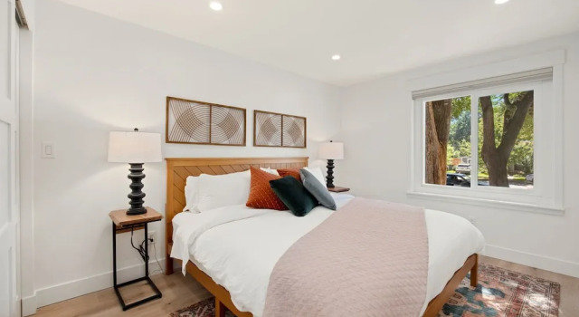 Elegant Old Town Charm – Walk to Csu and Downtown, Rezerwuj Dom wakacyjny Hotele w Fort Collins z parkingiem, Parking
